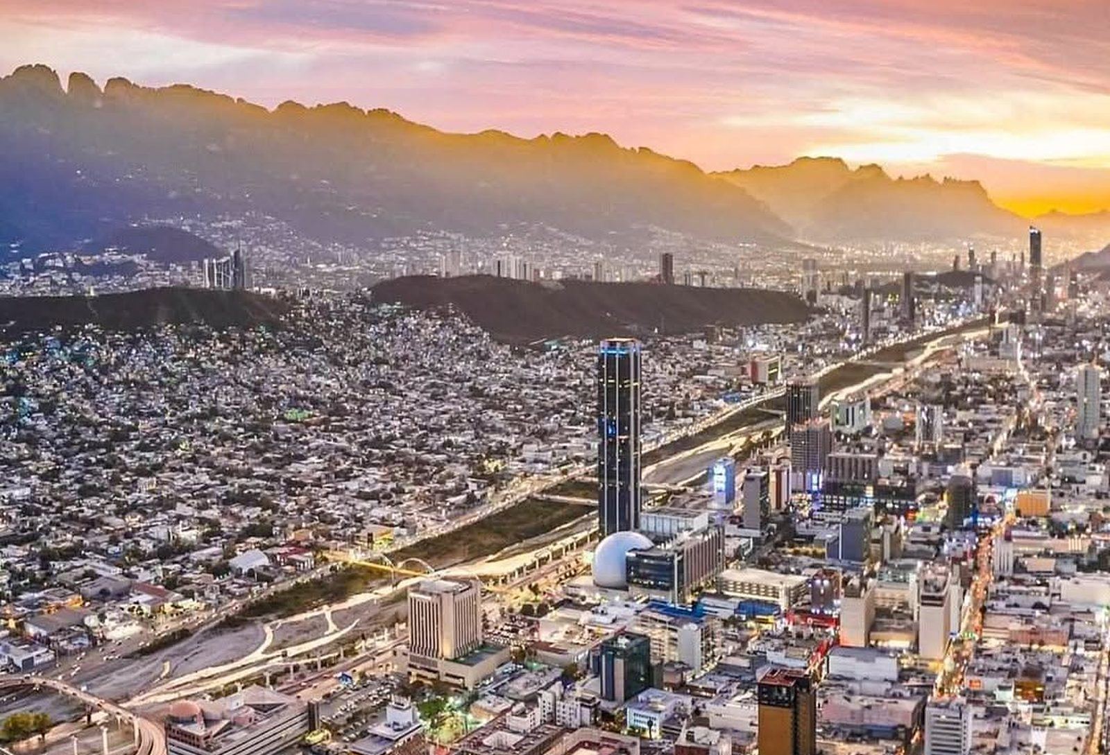 Downtown Monterrey and the Sierra Madre at dusk, from the Macroplaza to the mountains